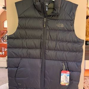 Brand New Men’s North Face down vest in black and army green